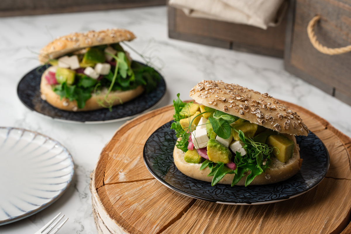 Bagel vegaanisella salaattijuustolla ja avokadolla