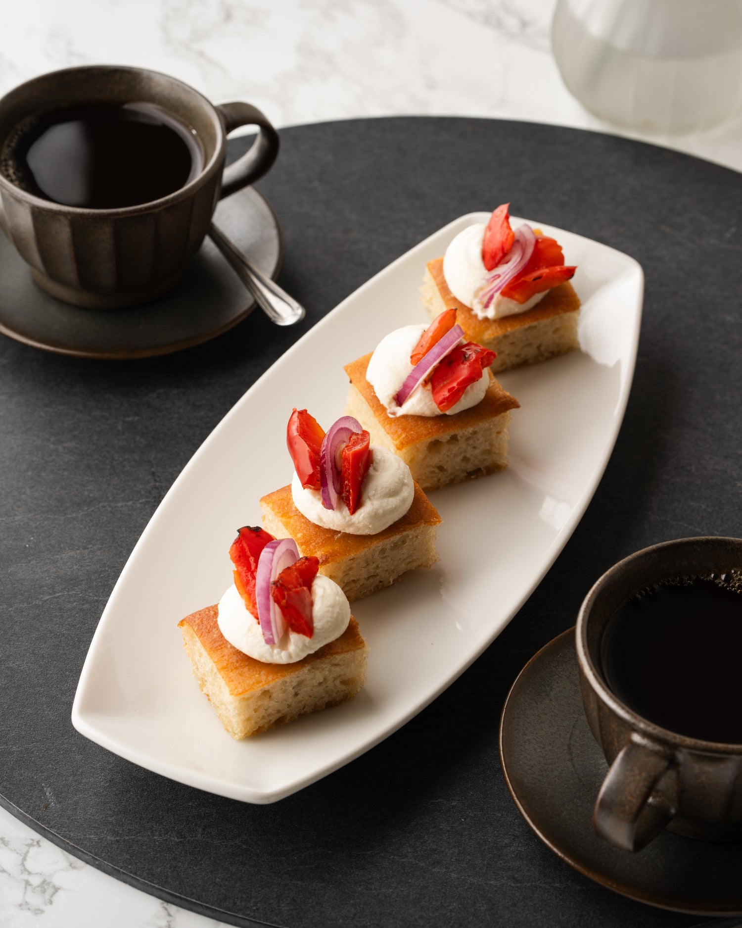 Feta-paprikafocaccia - tuore focaccia fetamoussella ja paprikalla