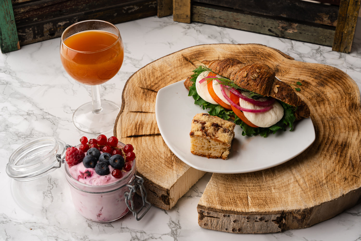 Hitaiden aamujen herkut - aamupalapaketti mehulla, rahkalla, croissantilla ja piirakalla