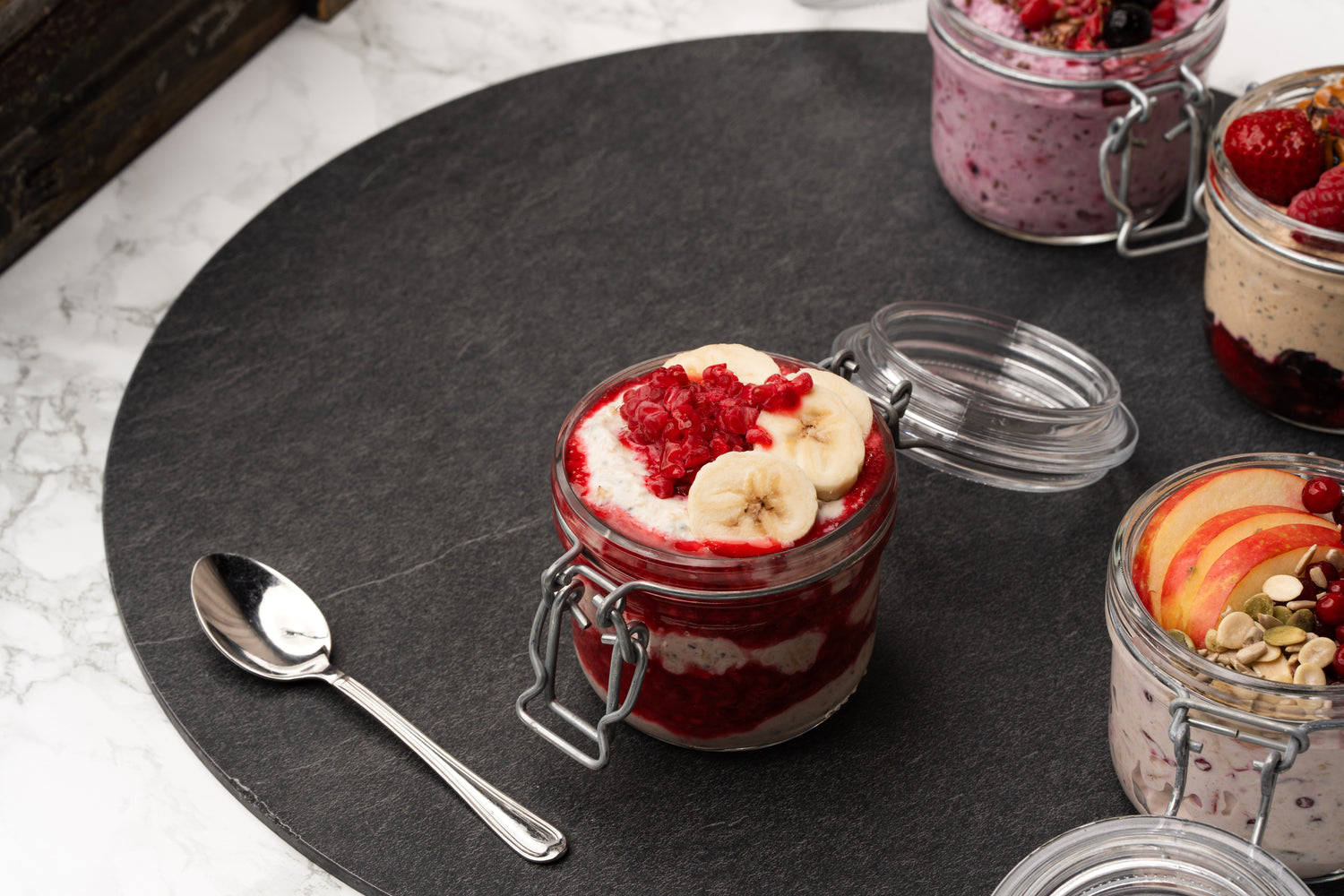 Kerrostuorepuuro mangolla tai vadelmalla, energinen aamupala kerroksittain, Semma Catering