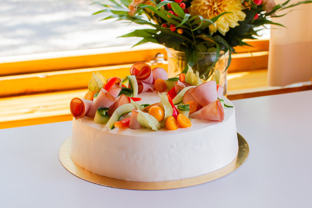 Suolainen kakku kinkulla