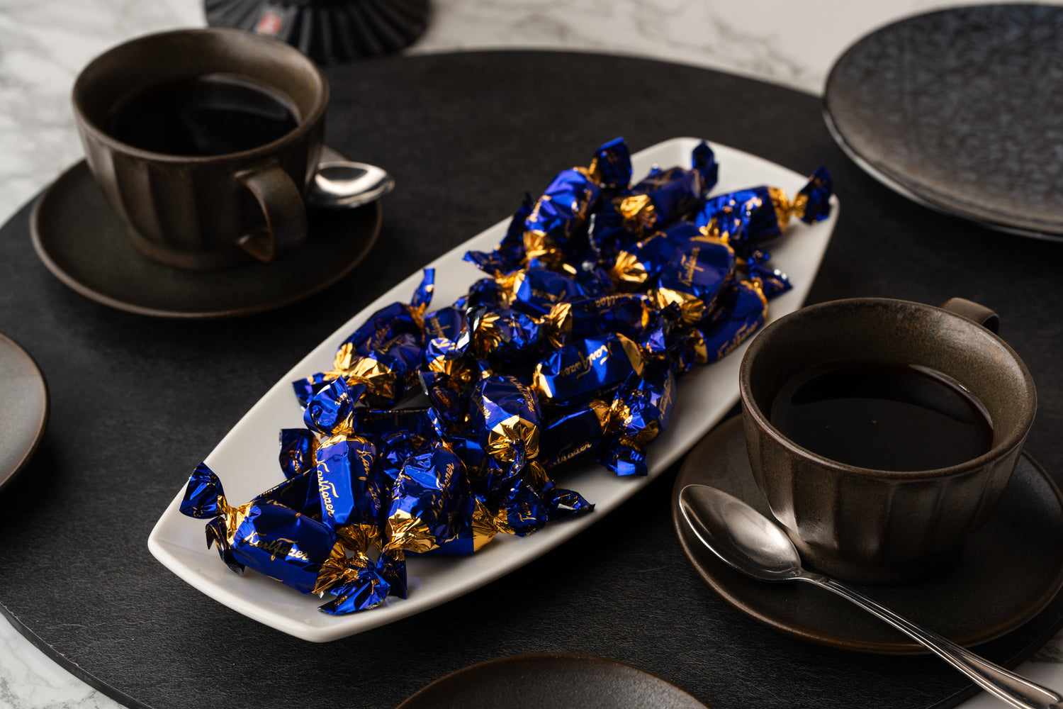 Konvehti - kääreelliset suklaakonvehddit eri makuina