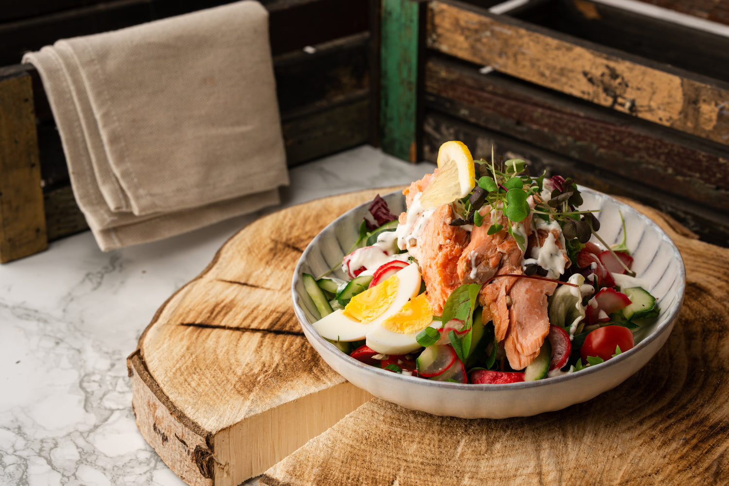 Lämminsavulohi salaatti, perinteinen lohisalaatti raikkailla kasviksilla, Semma Catering