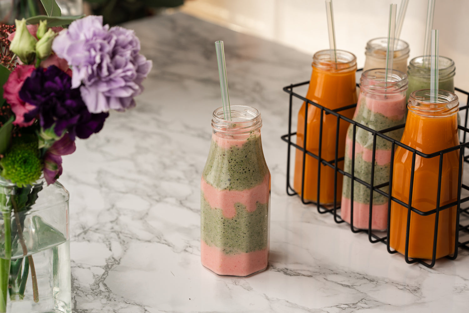 Mansikka-kiivi kerrossmoothie, visuaalisesti näyttävä smoothie mansikasta ja kiivista, Semma Catering