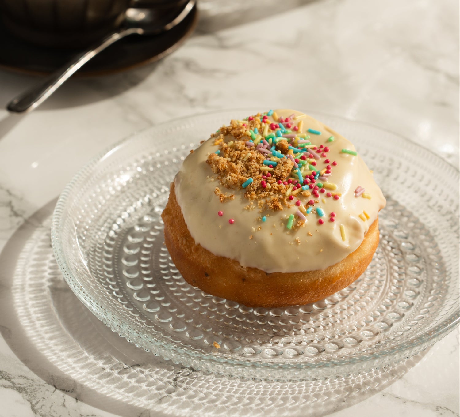 Pääsiäismunkki, Valkosuklaalla kuorrutettu munkki, jossa täytteenä raikas mango-appelsiini-limehillo.