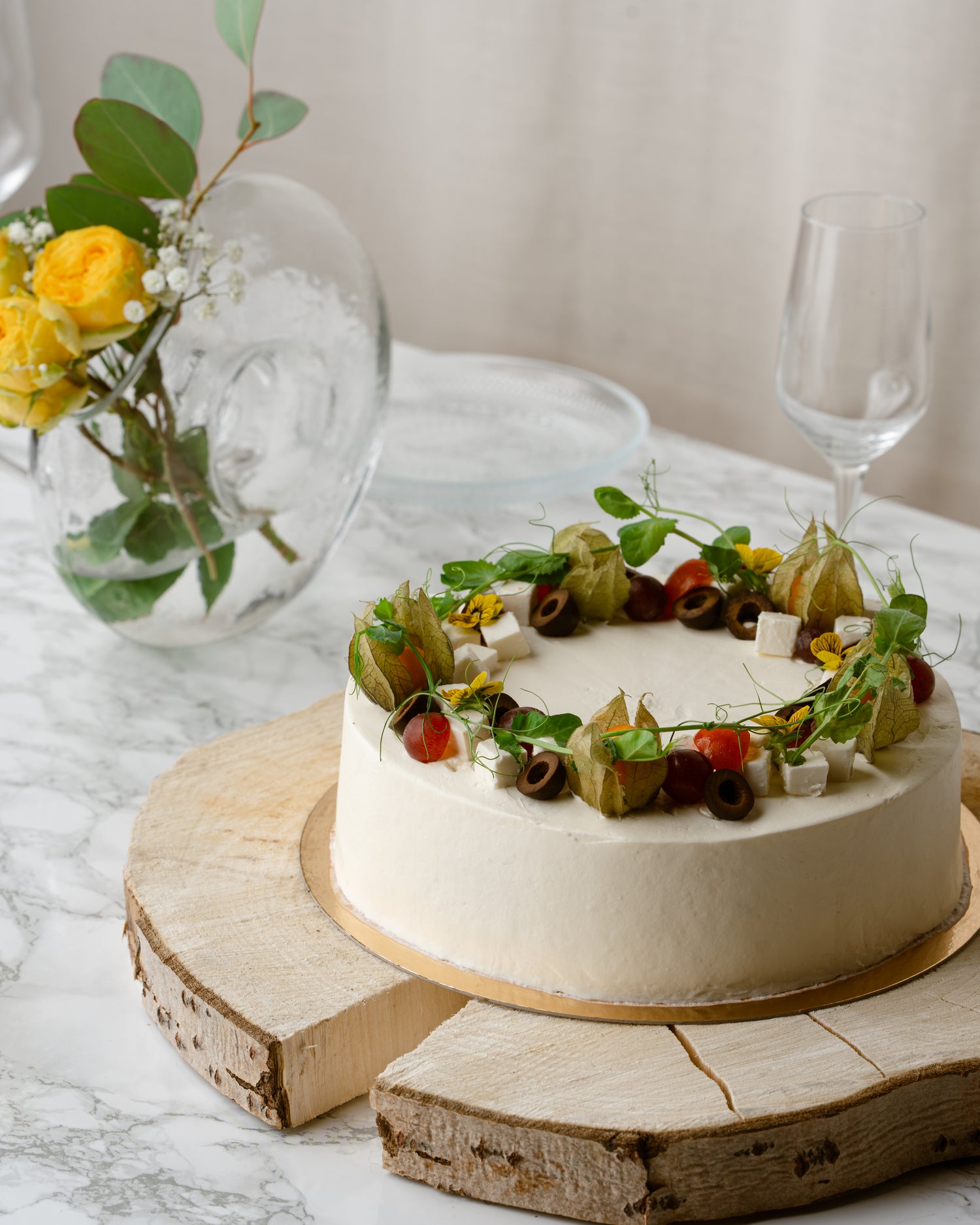 Salaattijuusto-kasvis voileipäkakku - täyteläinen suolainen kakku fetajuustolla ja kasviksilla