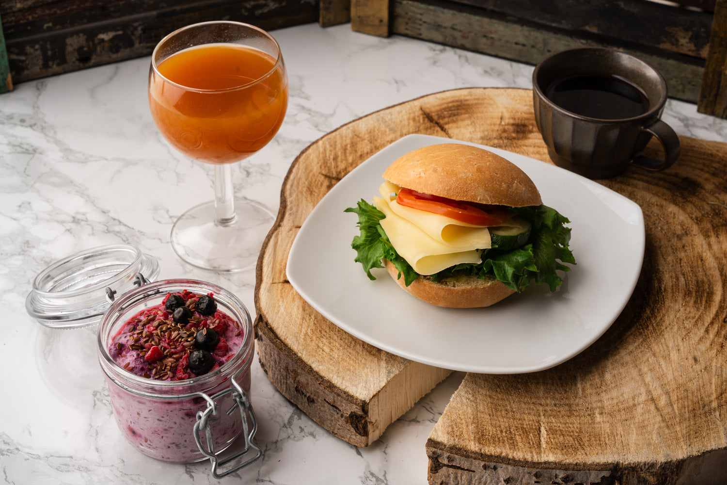 Tehostartti -aamupalapaketti mehulla, sämpylällä ja tuorepuurolla tai smoothiella