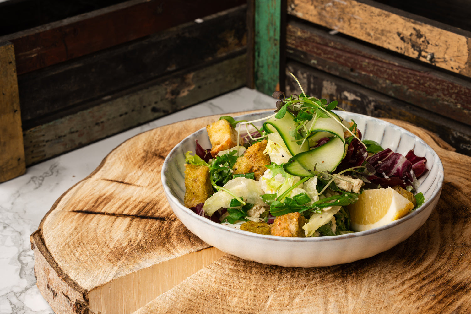 Tofu caesar salaatti, tuunattu klassikkosalaatti paistettulla tofulla, Semma Catering