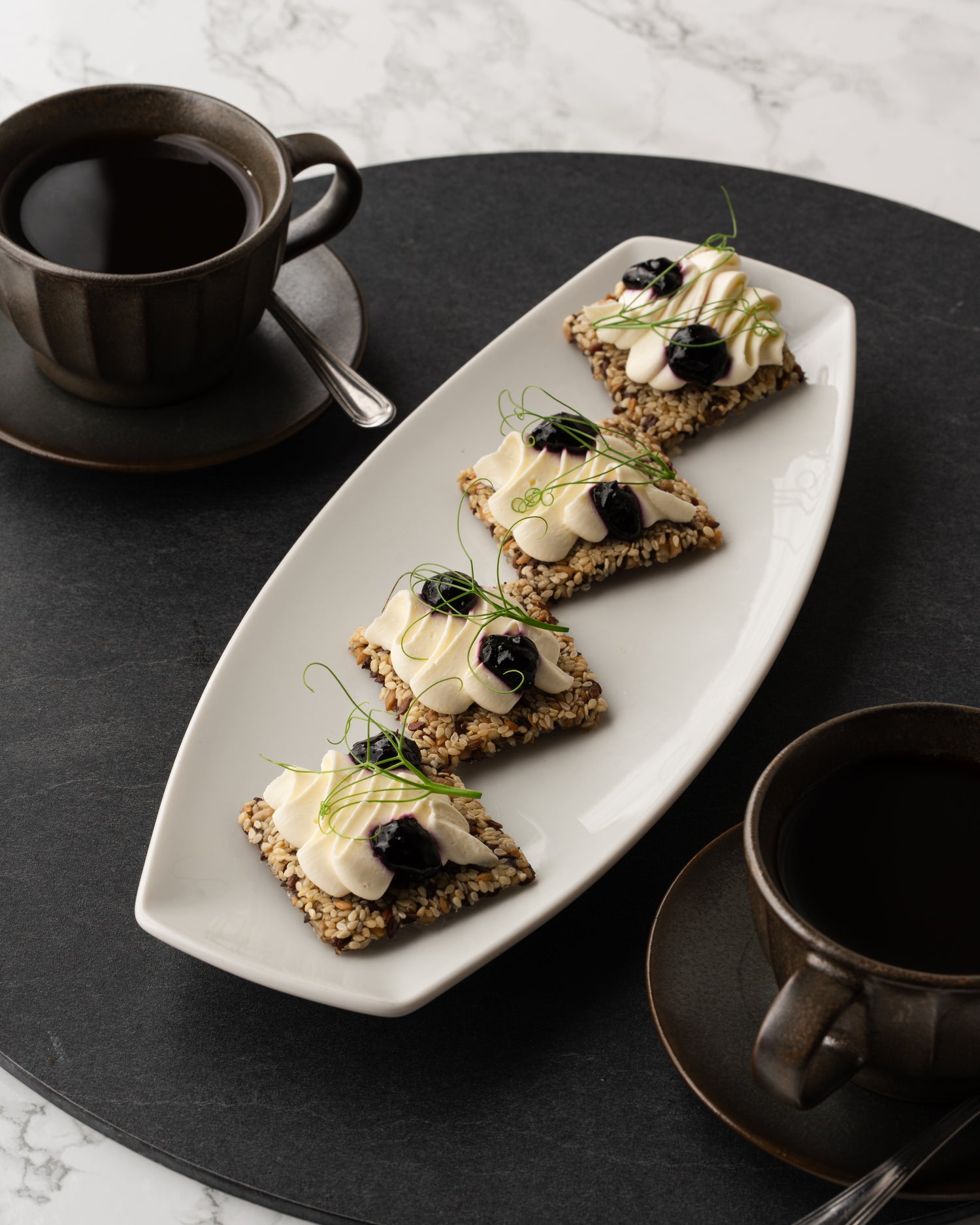 Vuohenjuusto ja mustikkahilloke siemennäkkärillä - rapea cocktailpala