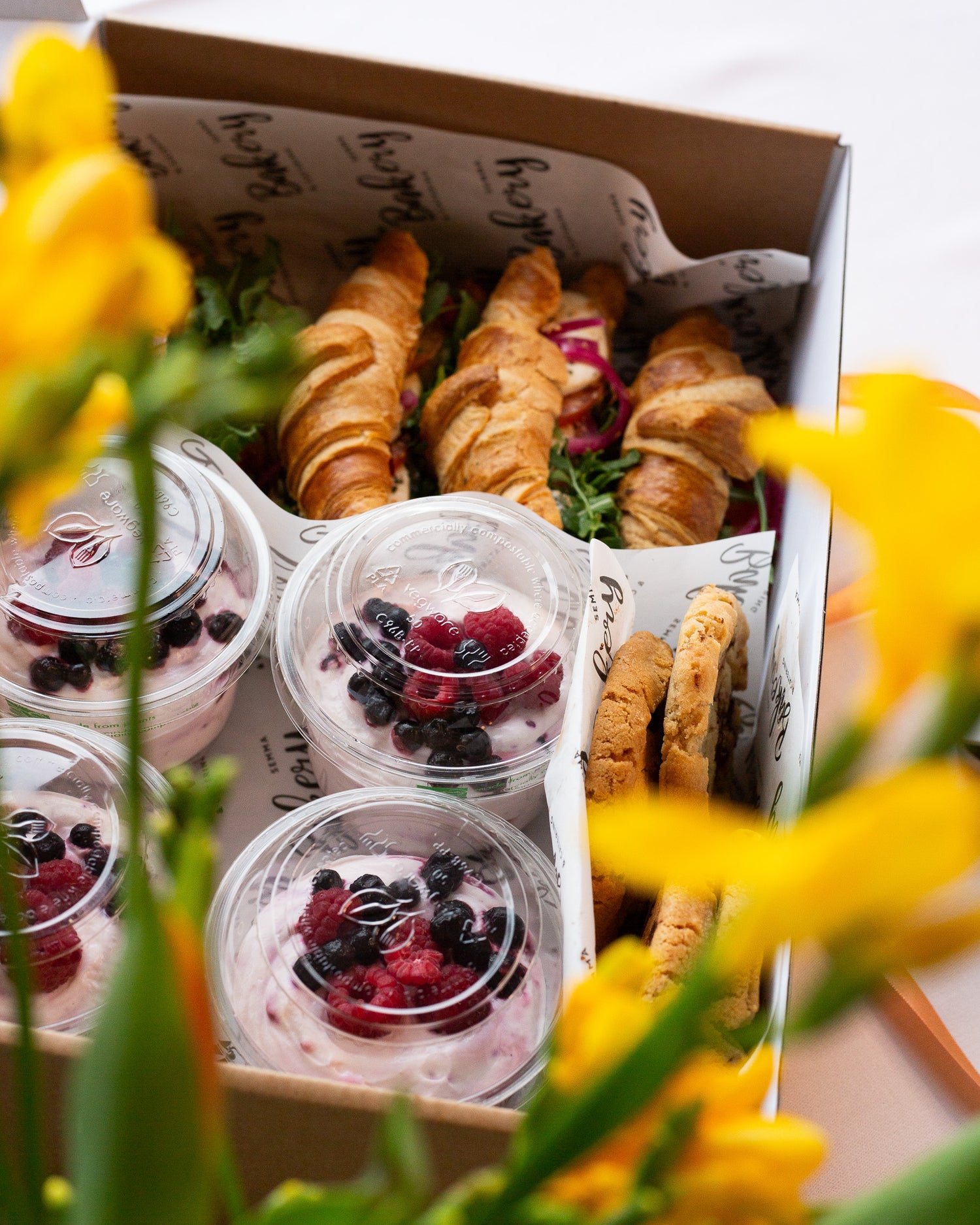 Aamiaisboksi - valikoima herkkuja toimistolle