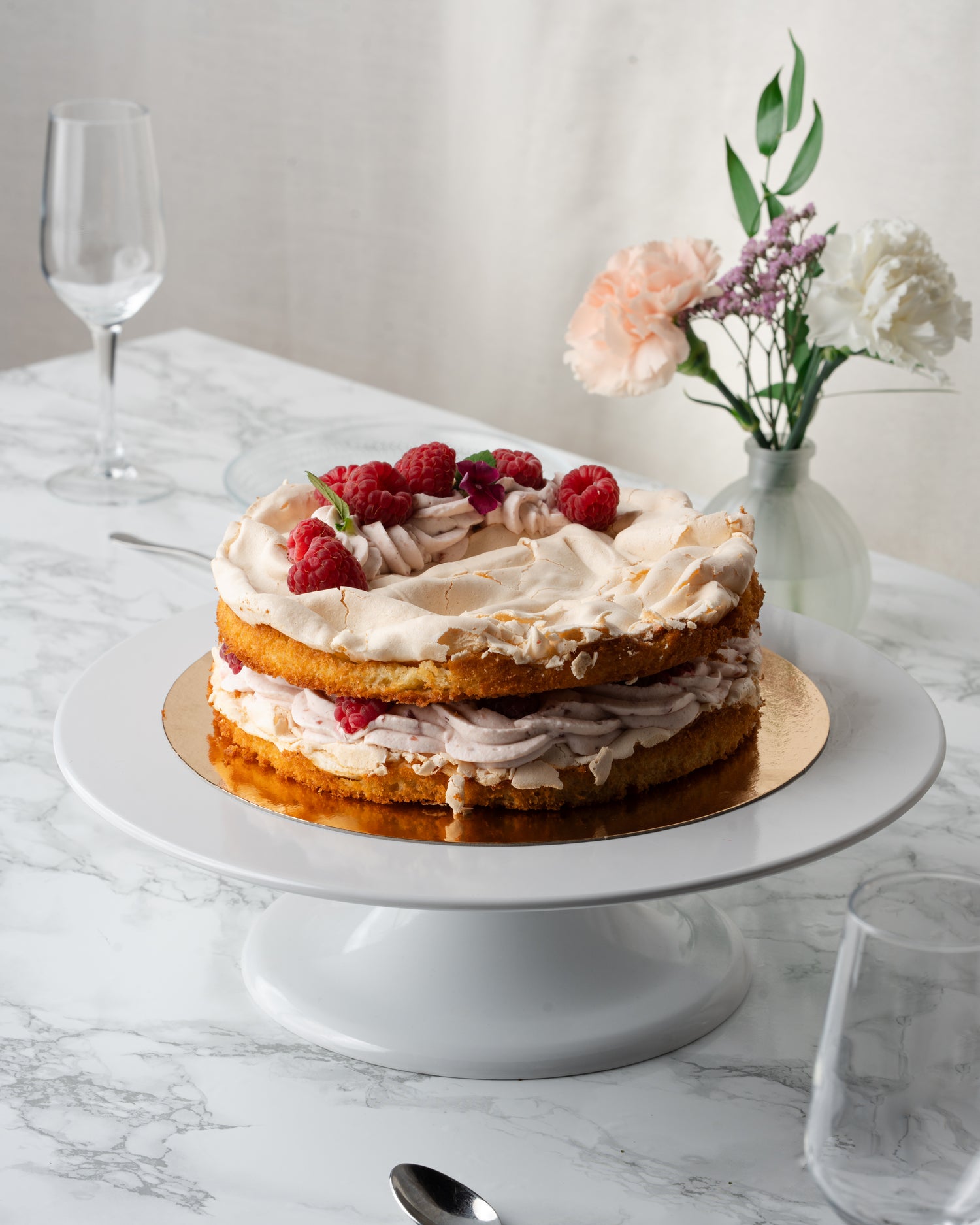 Perinteinen britakakku kerma-rahkatäytteellä ja marjoilla - Semma Catering