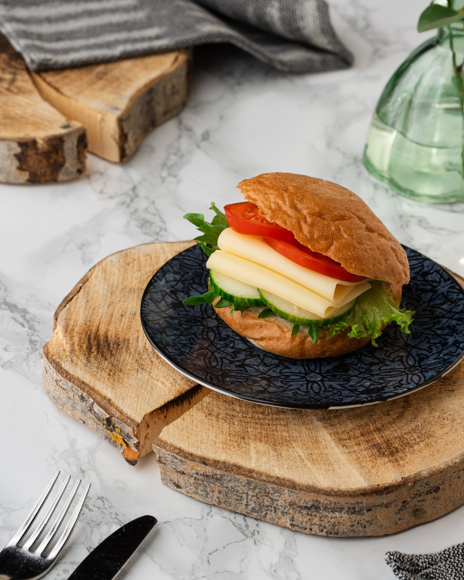 Juustosämpylä - käsintehty sämpylä juustotäytteellä ja tuoreilla kasviksilla