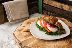 Kahvituspaketti - kahvi/tee ja täytetty croissan