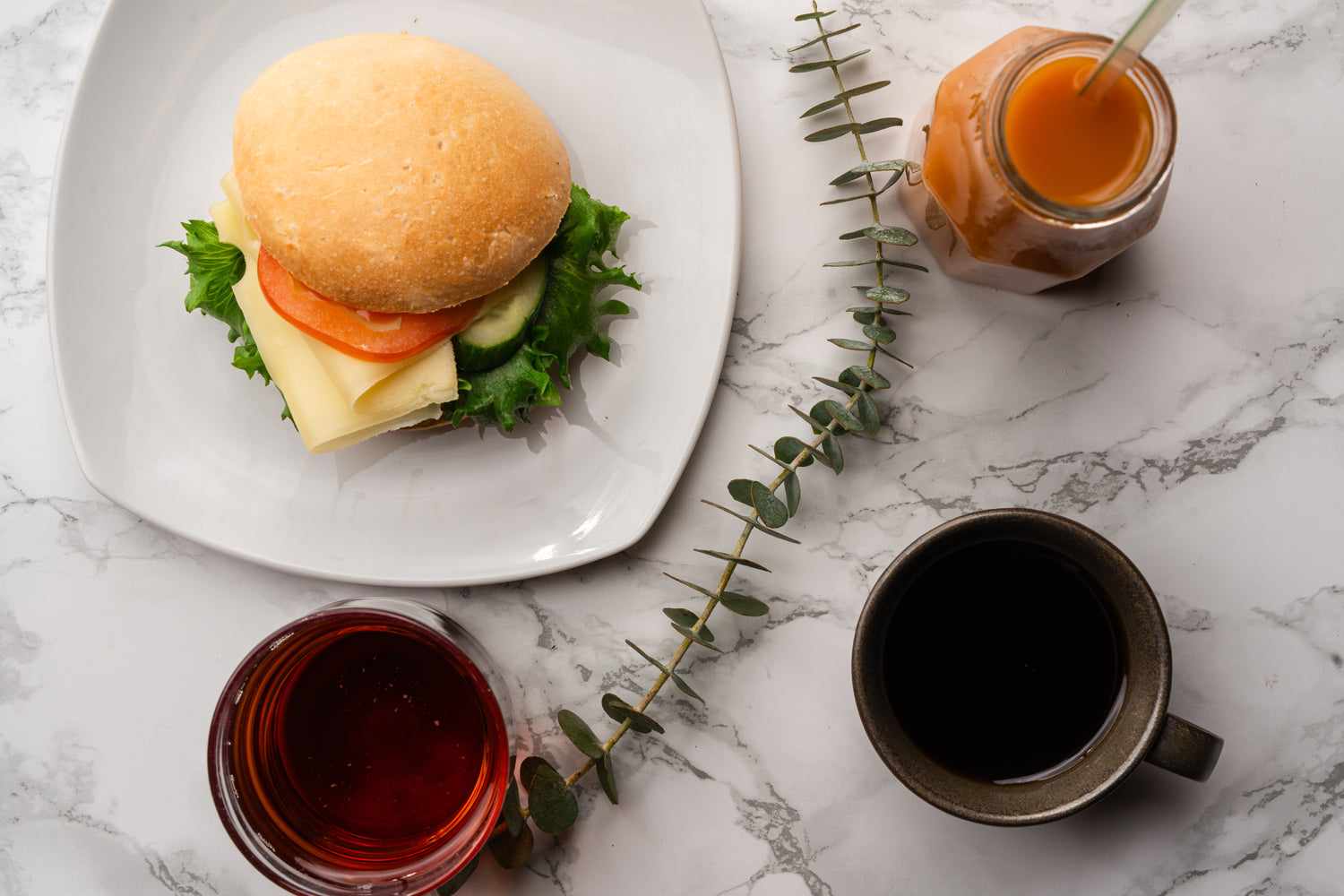 Kahvituspaketti - kahvi/tee ja täytetty sämpylä tai reissar