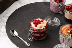  Kerrostuorepuuro mangolla tai vadelmalla, energinen aamupala kerroksittain, Semma Catering