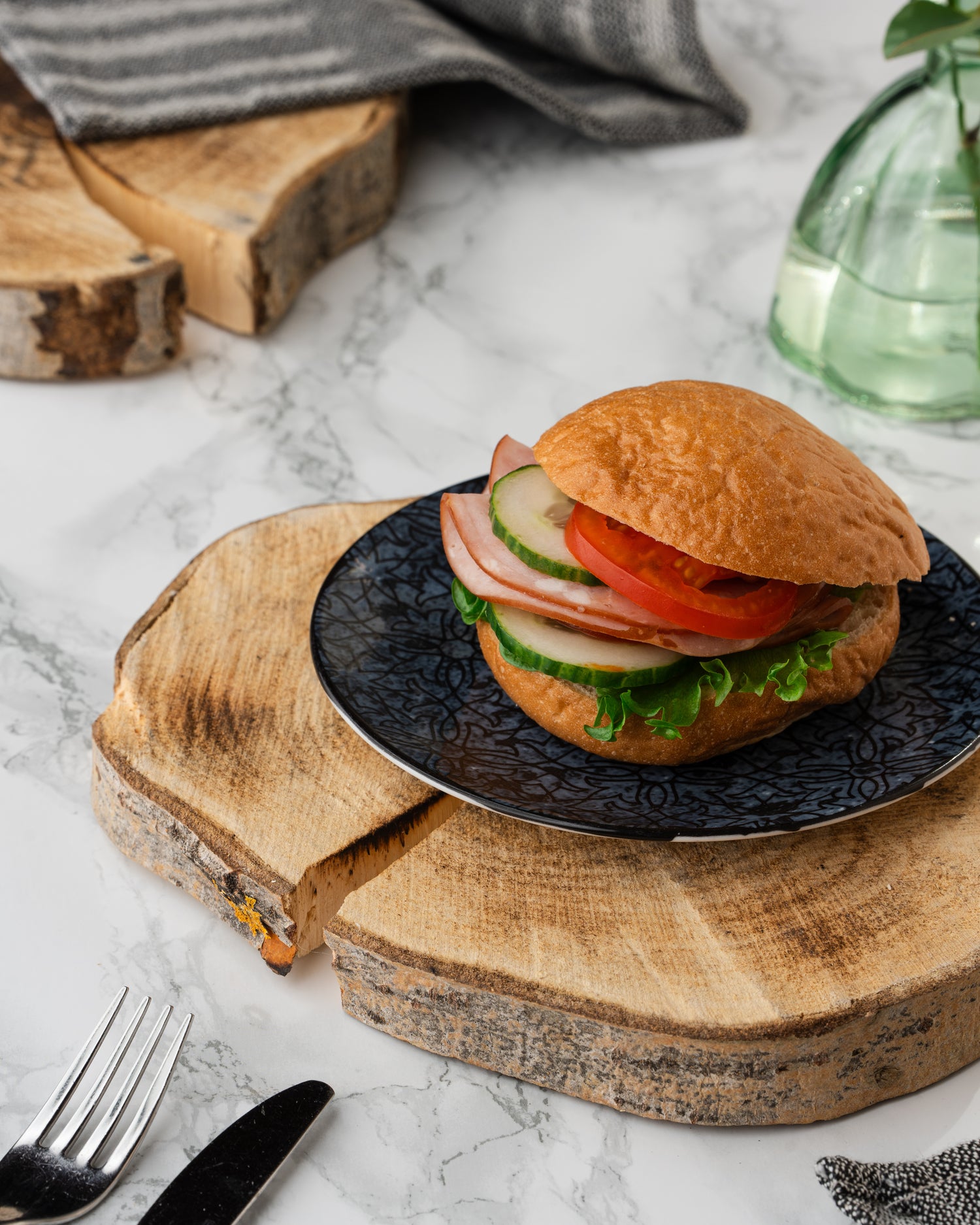 Kinkkusämpylä - käsintehty sämpylä suomalaisella kinkkutäytteellä ja tuoreilla kasviksilla