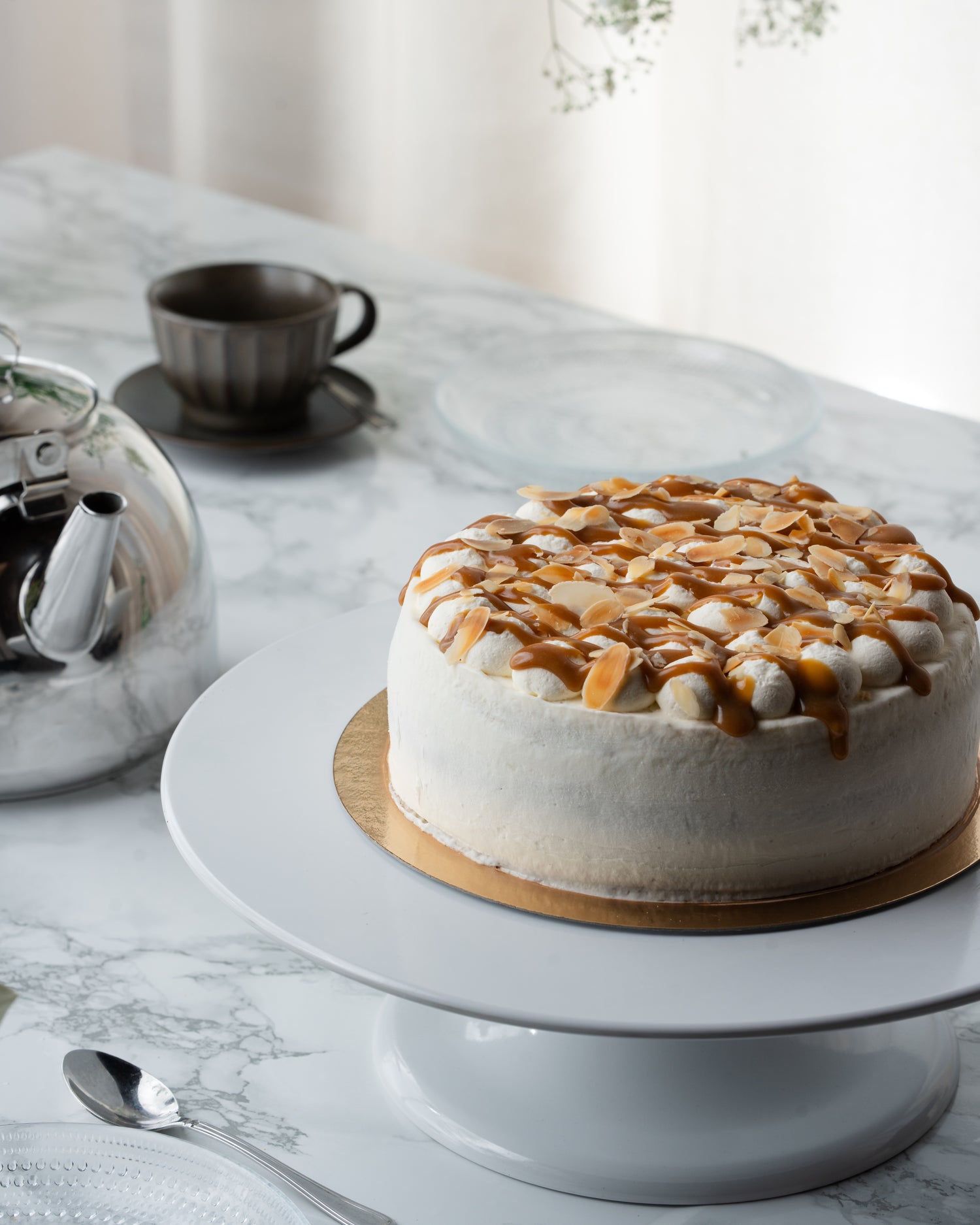 Kinuski-porkkanakakku - perinteinen porkkanapiirakka kakun muodossa täyteläisellä kinuskilla