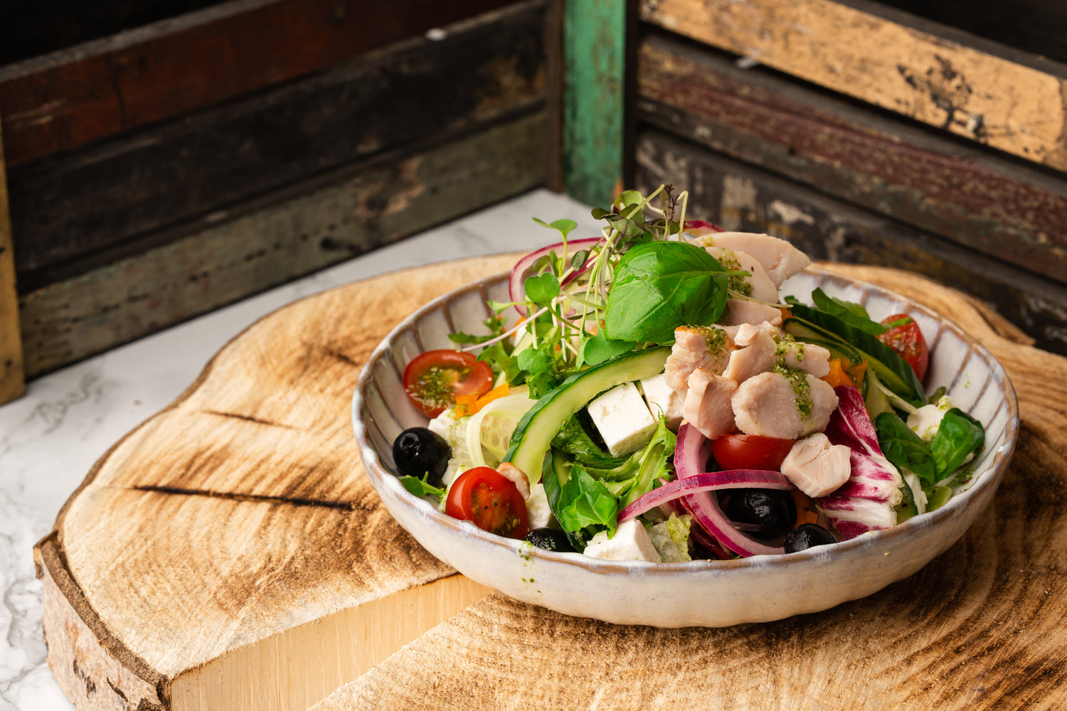 Kreikkalainen kanasalaatti, ruokaisa salaatti kreikkalaisilla mauilla, Semma Catering