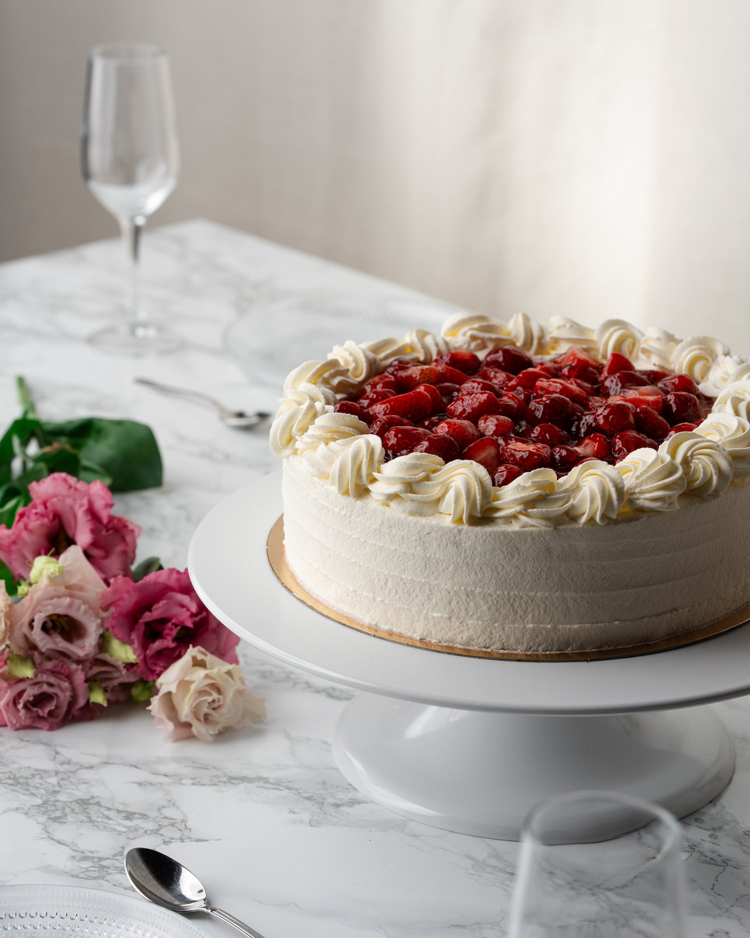 Mansikkakakku, perinteinen kermakakku raikkaalla mansikkatäytteellä, Semma Bakery