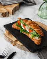 Mozzarella-tomaatti-basilikacroissant - lehtevä croissant tomaatti-mozzarellatäytteellä