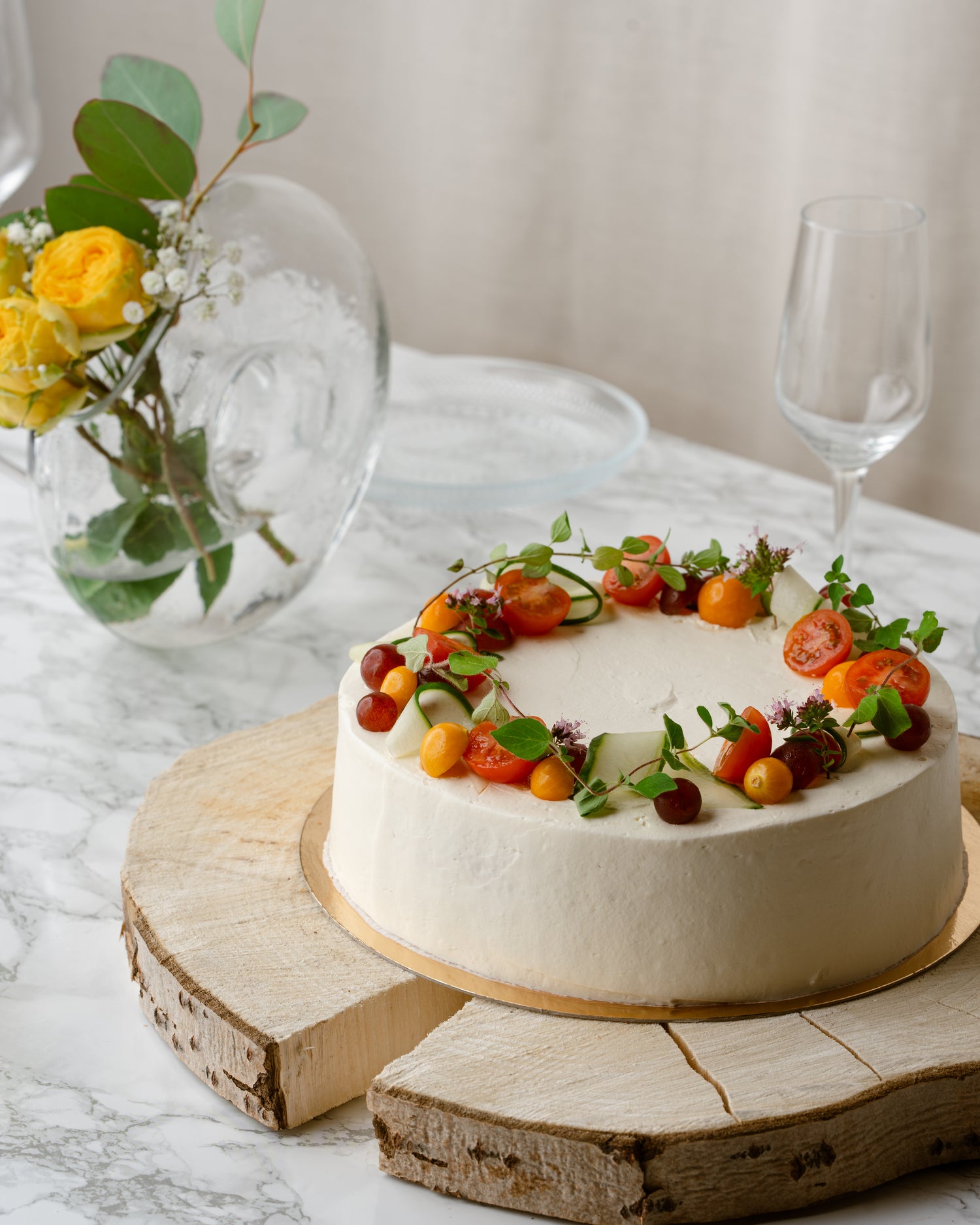 Nyhtökaura-kasvis voileipäkakku - vegaaninen suolainen kakku nyhtökauralla ja kasviksilla