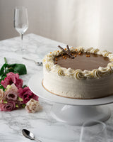 Omena-kinuski kermakakku, perinteinen kakku omenatäytteellä ja kinuskikuorrutteella, Semma Catering