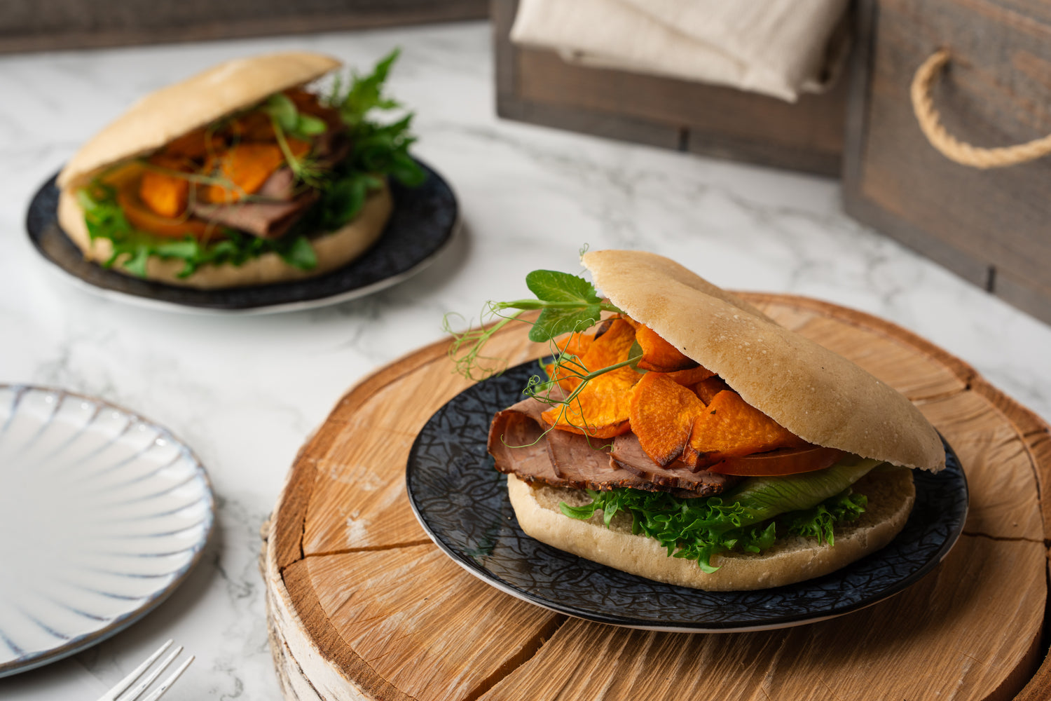 Leipomon käsintehty pita paahtopaisti-juurestäytteellä