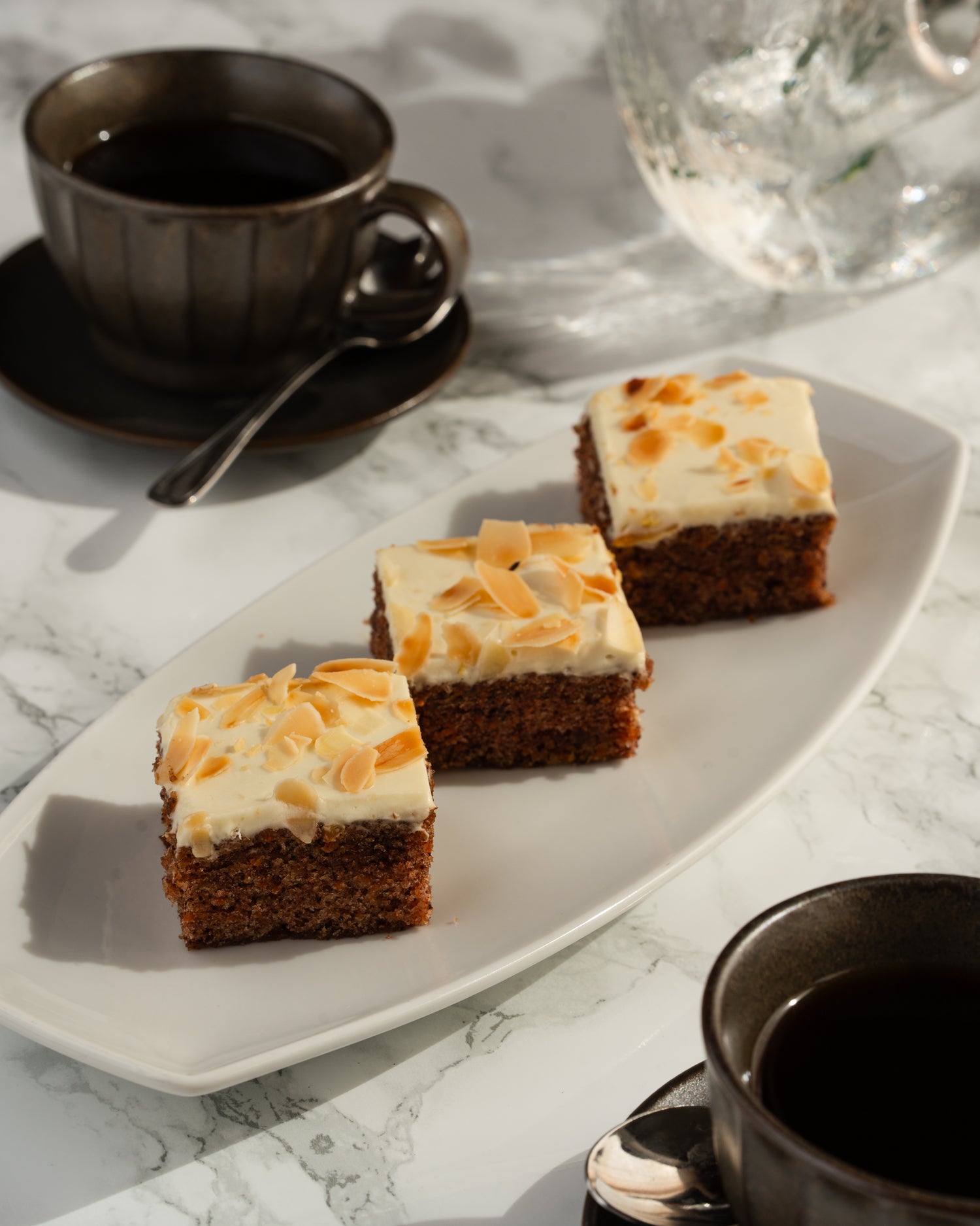 Porkkanapiirakka valkosuklaa-appelsiinimoussella - perinteinen porkkanapiirakka raikkaalla moussella