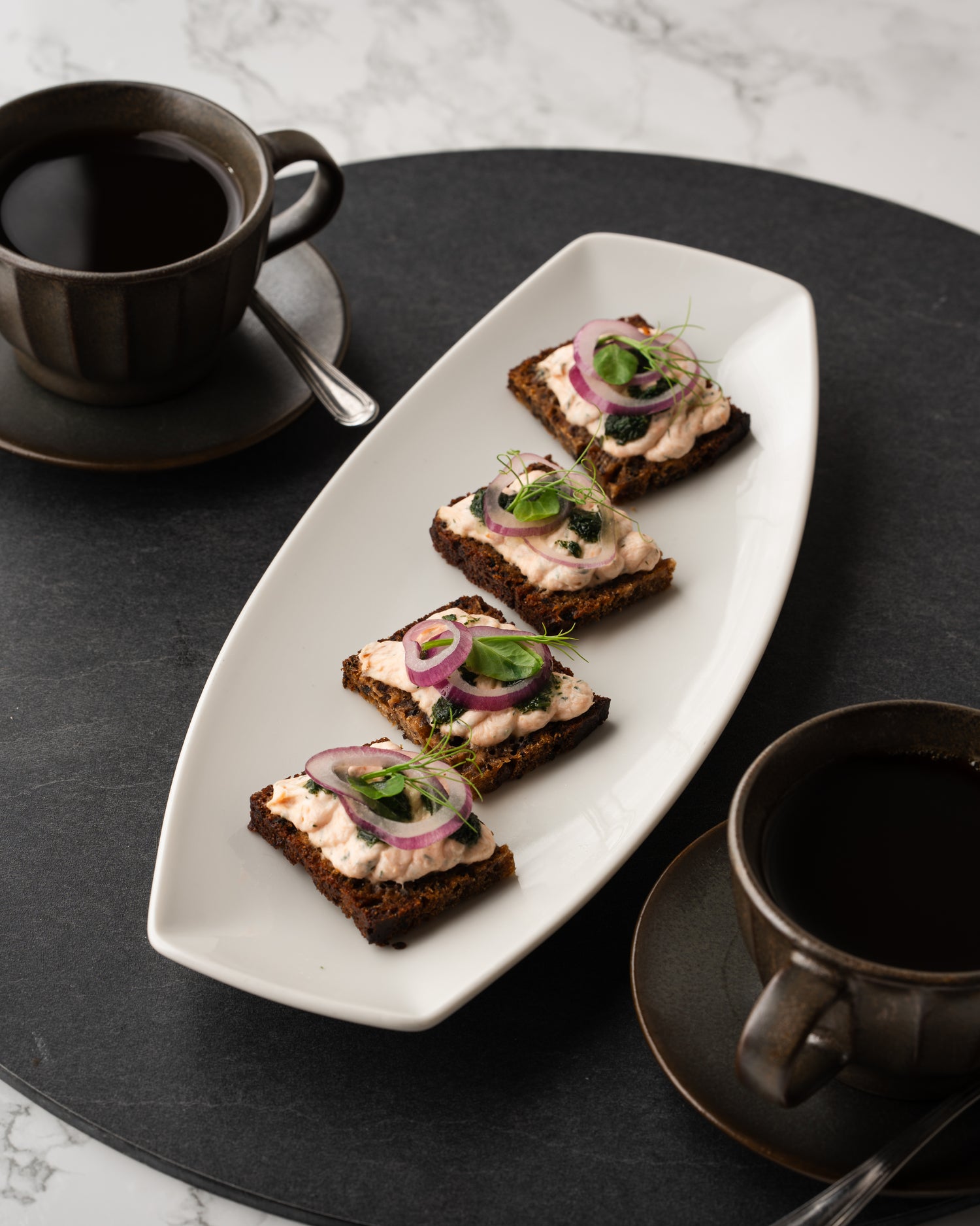 Savulohimousse saaristolaisleivällä - maltainen leipä ja suolainen mousse