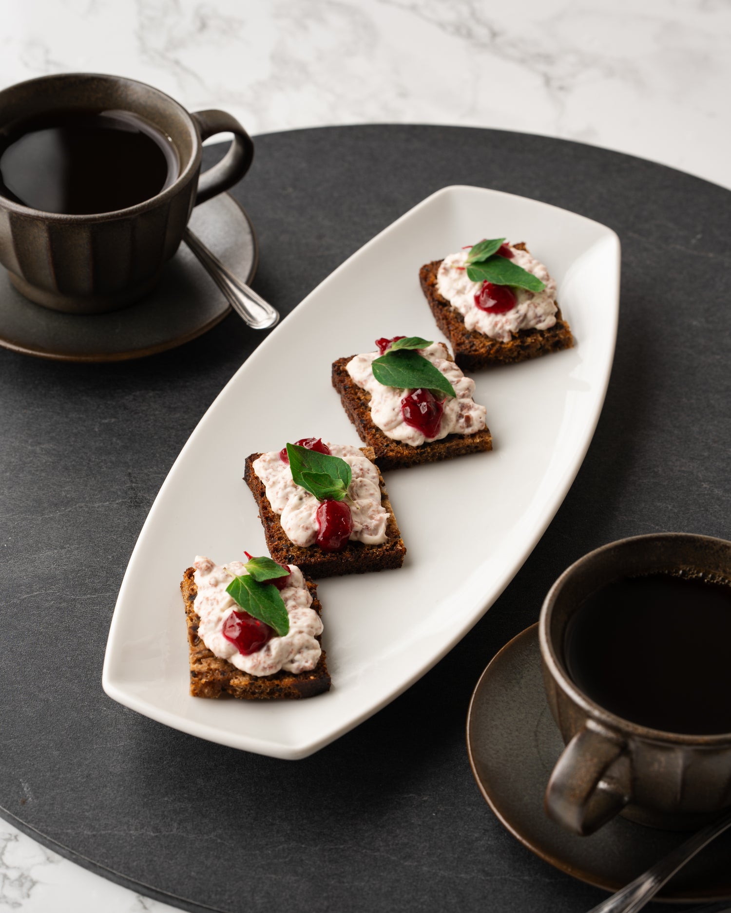 Savuporomousse ja karpalohilloke saaristolaisleivällä - täyteläinen cocktailpala