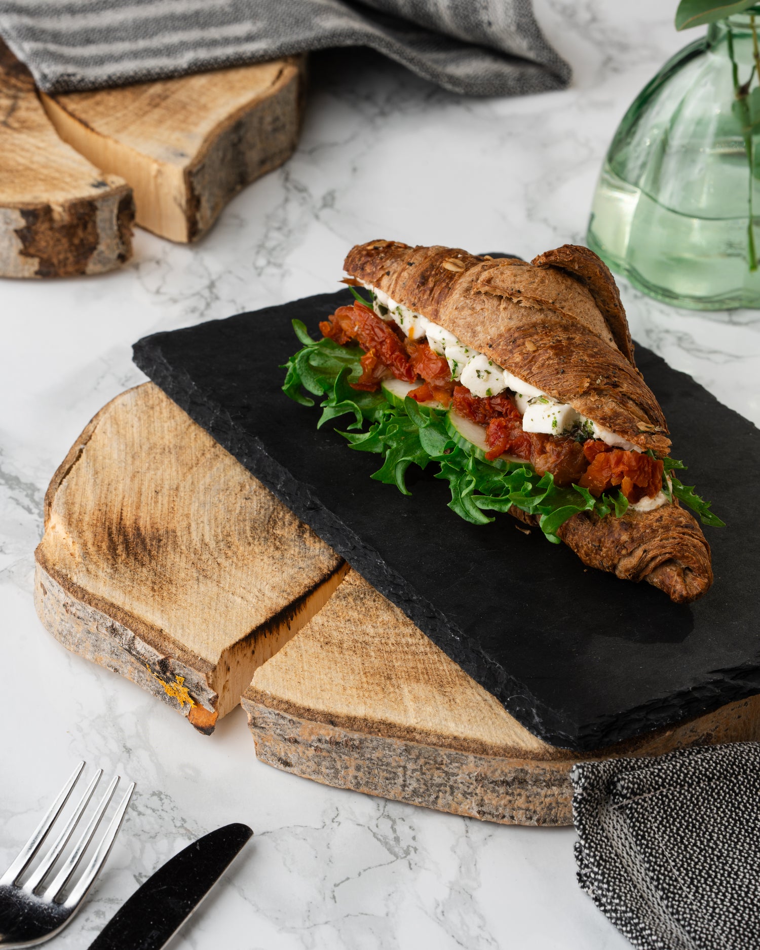 Tomaatti-kasviscroissant - lehtevä croissant vegaanisella salaattijuustolla ja tomaatilla