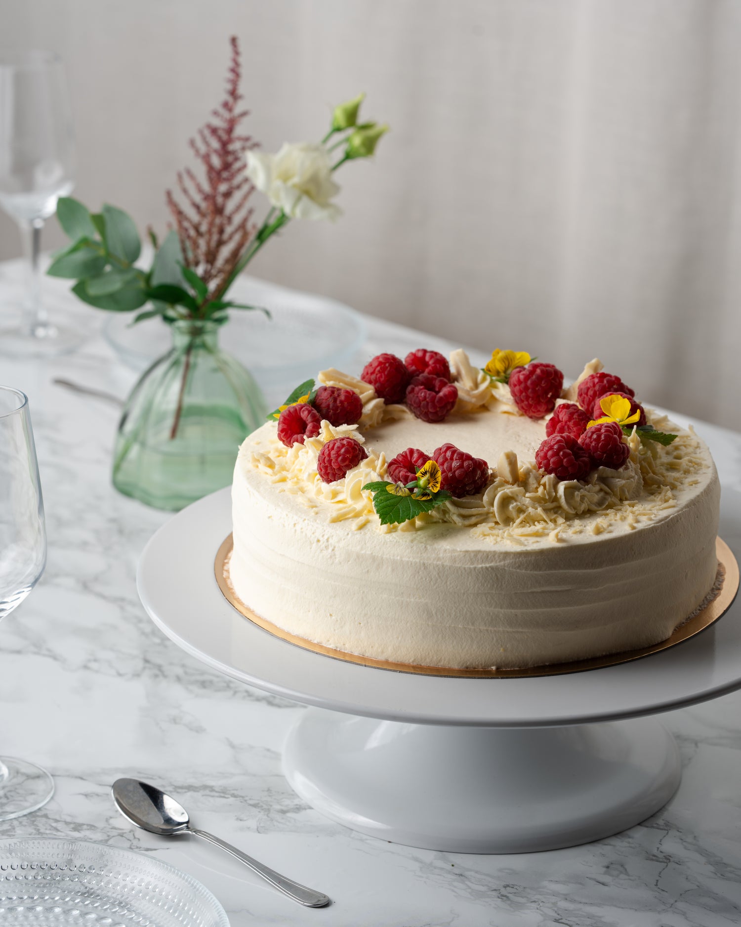 Vadelma-valkosuklaakakku passioncurdilla - raikas vadelma ja valkosuklaa trooppisella passionhedelmäcurdilla