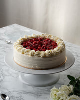 Vadelmakakku, perinteinen kermakakku raikkaalla vadelmatäytteellä, Semma Catering