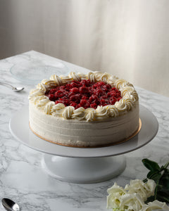 Vadelmakakku, perinteinen kermakakku raikkaalla vadelmatäytteellä, Semma Catering