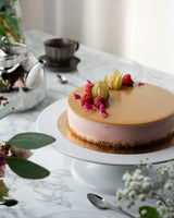 Vadelma-kinuski kakku, vadelmainen pohja pehmeällä kinuskilla ja raikkailla marjoilla, Semma Catering