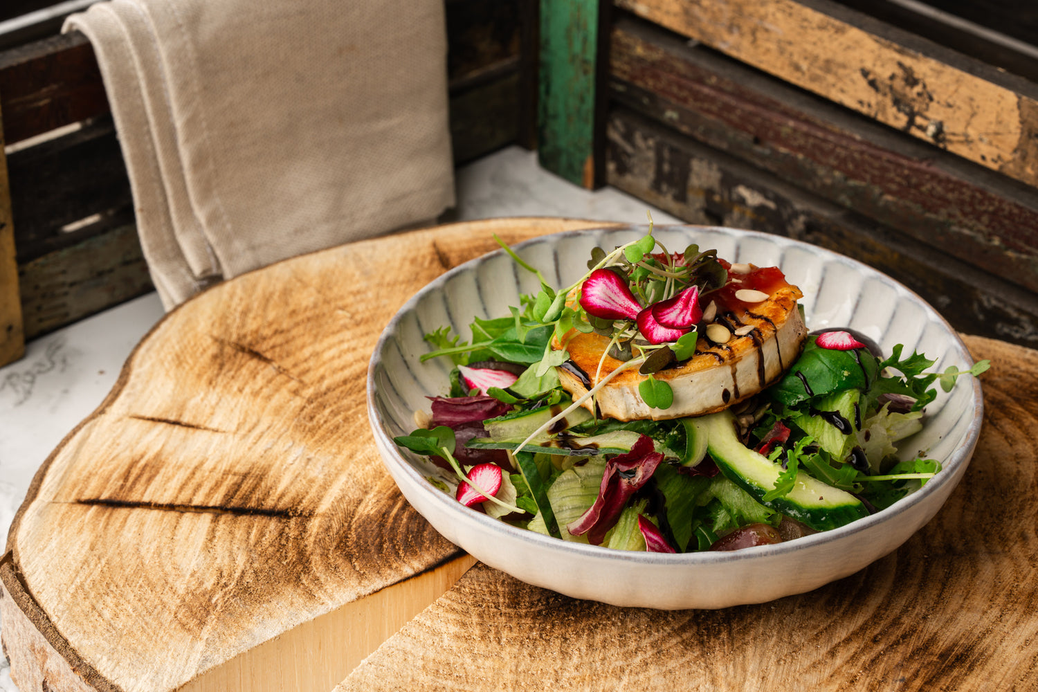 Vuohenjuusto salaatti, täyteläistä vuohenjuustoa ja hunajaista balsamicokastiketta, Semma Catering